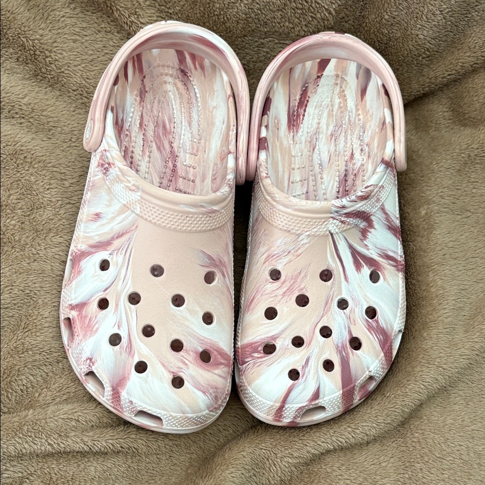 Like new! Rose and white original crocs. Women’s size 11- Men’s Size 9